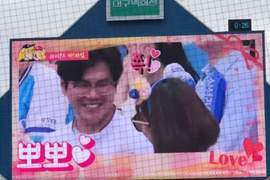 在棒球場常見的《Kisscam》文化 結果差點造成不倫事件ww