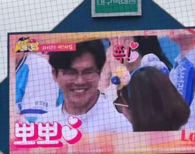 在棒球場常見的《Kisscam》文化 結果差點造成不倫事件ww