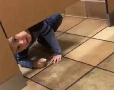 「驚奇」體驗《闖入廁所的小孩》跑進來只因為要對方幫一個忙ww
