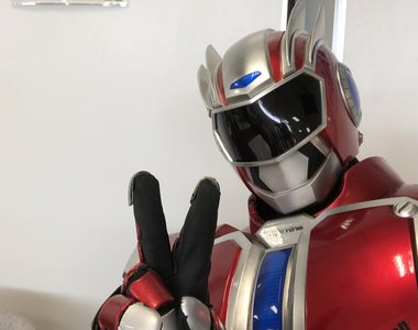 北九超人從台灣帶《手榴彈行動電源》超級英雄慘被當成恐怖份子……