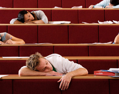 英國大學《早上八點的課》遭到嚴重抗議 當年都沒想到還可以抗議...