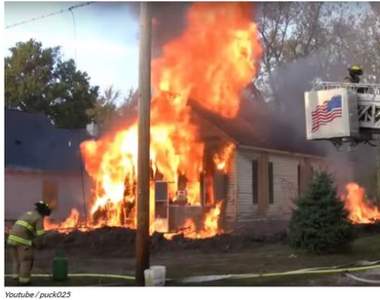 《焦土大作戰》滿屋子小強消防隊只好一把火燒惹