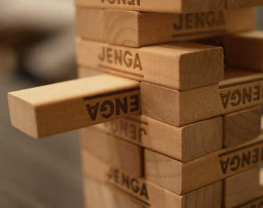 《神來一抽疊疊樂》超巨大積木玩起來更是緊張刺激啊XD