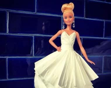 男收藏家巧手做《衛生紙芭比服》原來出自鼎鼎大名的「他」之手