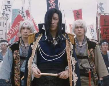 日本電影史上最大級鬧劇《飛翔吧埼玉》預告公開 GACKT的男男吻戲太搶眼(*´艸`*)