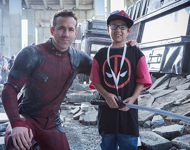 《萊恩雷諾斯帶病童參觀死侍片場》但有人對＂限制級電影＂有意見