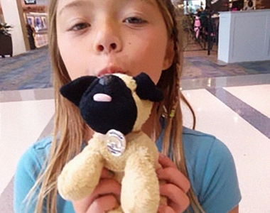 在機場遺失狗娃娃竟變成《玩偶大冒險》超展開結局讓小女孩樂開懷