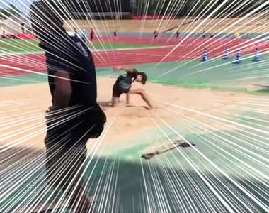 《超級英雄的完美登場》原來跳遠落地失敗也可以這麼帥氣ww