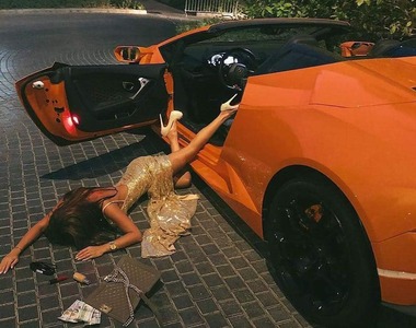 有錢人的新玩法《炫富跌倒照》想學還沒東西可以噴...