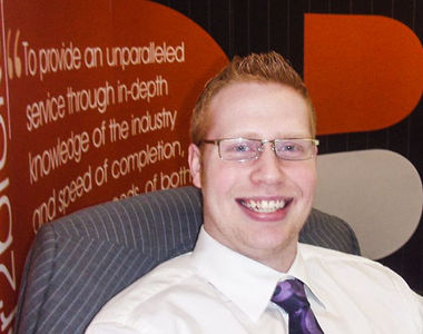 聽理髮師建議《留個鬍子會比較有型》這句話改變他的一生...