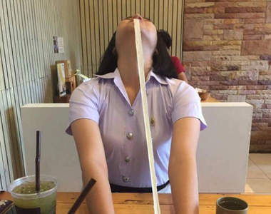 《起司的美味拍法》這不是日綜最愛口咬橡皮帶的懲罰遊戲嗎ww