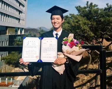 不只帥還很溫柔《朴寶劍畢業典禮上的暖心行為》一反偶像學生畢業的印象