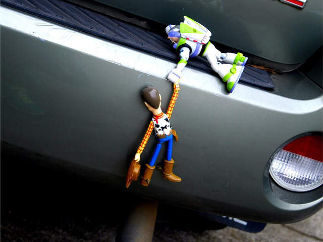 玩具總動員 掛在車後的胡迪與巴斯光年 好想幫他們大喊加油xd