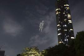 《空氣人》漂浮東京夜空 電影一般的奇幻場景真實出現 《空氣人》漂浮東京夜空 電影一般的奇幻場景真實出現
