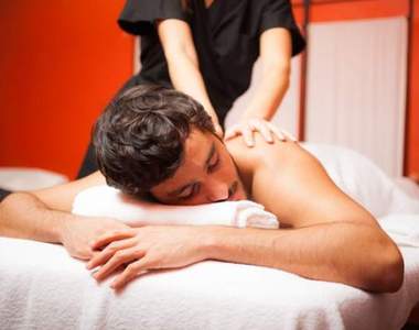 容易遇到色色狀況《按摩師的職業困擾》客人直接勃起到底要繼續按還是......