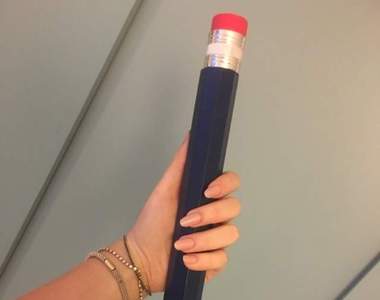 忘了帶筆請小心《巨型鉛筆惡作劇》跟同學借筆結果借到超狂的筆該怎麼辦？