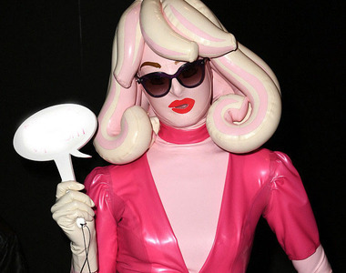 時尚界獨有《塑膠小姐》每個人看到都爭相合照