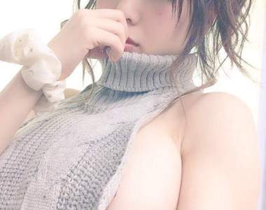 《這才叫霸氣外露》白石みずほ這套露背高領毛衣有夠殺