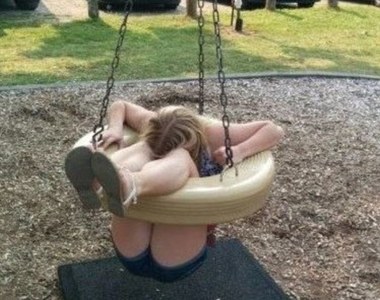 尷尬惹《想重溫兒時結果被卡住》為什麼～我只有身體超齡而已啊QQ