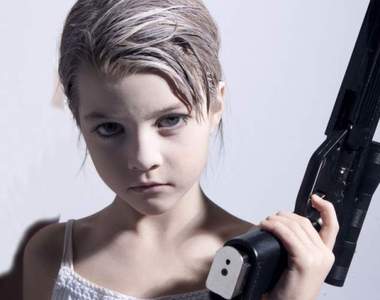 《神一下畫面中的小女孩》等等講清楚這其實是幅畫！？