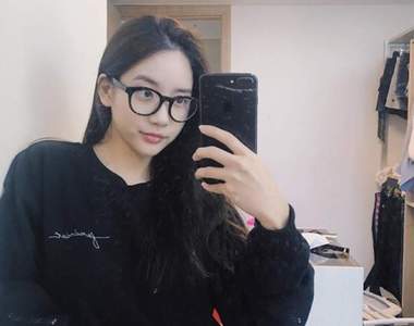 嚇到吃手手《韓瑞希販售女權毛衣直接完售》果然這年頭越有「話題」的商品越熱賣阿......