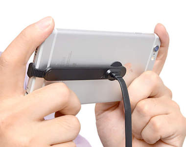 專為橫向手機遊戲設計的《L型充電線》這樣打音Game就不會被卡到手啦
