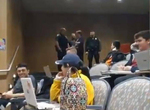 美國大學《學生翹腳教授報警》然後就被警察從教室裡請走了... 美國大學《學生翹腳教授報警》然後就被警察從教室裡請走了...