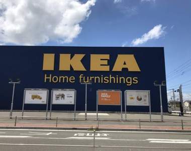 《IKEA餐廳的人潮對策》比限制用餐時間更有效防止佔用座位的方法是?