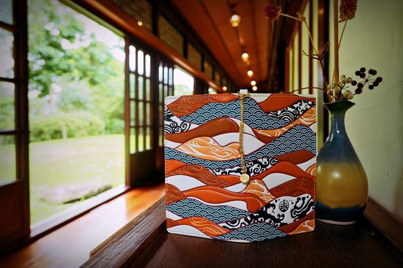 【开箱】职人技术之淬《刀剑乱舞-ONLINE-×浅草文库》友禅染牛皮手机保护套,绝美细腻到让人屏息的精湛手作工艺 - 图片10 【开箱】职人技术之淬《刀剑乱舞-ONLINE-×浅草文库》友禅染牛皮手机保护套,绝美细腻到让人屏息的精湛手作工艺