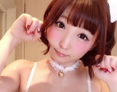 萌系AV女優《佐倉絆》全裸慶生　鮮奶油遮點點被愛犬狂舔到走光