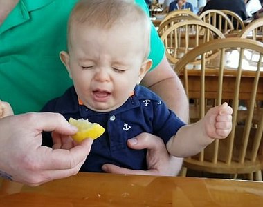 小北鼻《人生第一次吃檸檬》酸得不行卻無法抗拒它的魅力w