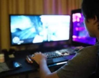 這算精神出軌嗎?《老公跟女網友相處甚密》會等對方上線一起熬夜打game讓老婆很無奈