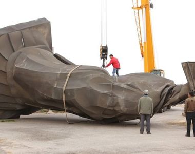 中國《秦始皇雕像被風吹倒》BBC：臉像鬆餅一樣扁掉了...XD