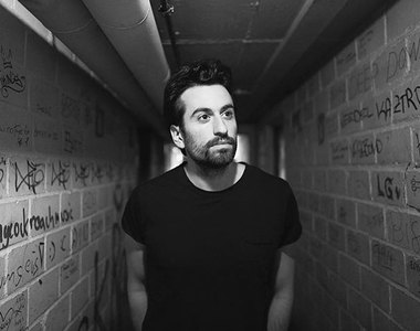 《歌迷沒有認出歌手坐在她旁邊》整趟旅行中歌手都坐立難安...XD