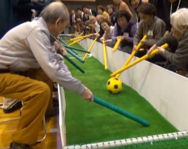 【有片】超high銀髮族運動《棒サッカー》日本阿公阿嬤超流行的棒「打」足球遊戲有夠好玩