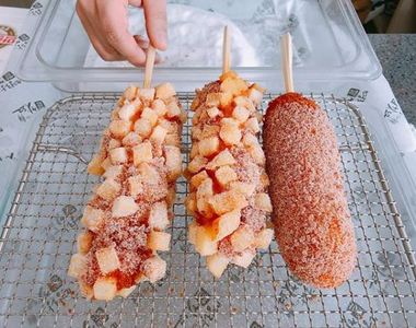 寒冬中吃完ㄧ根罪惡又爽快《馬鈴薯熱狗》正在韓國小吃攤大流行