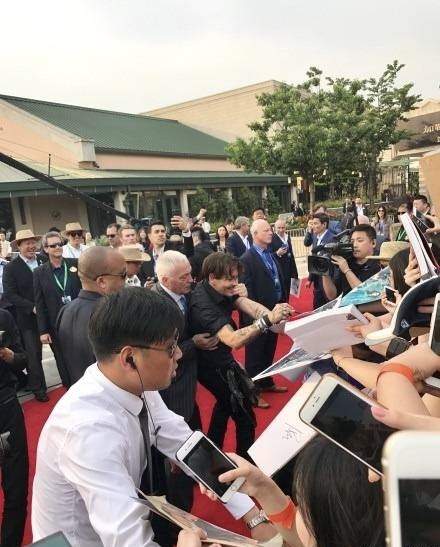 《一帮粉丝签名就停不下来的强尼戴普》保镳表示:走了啦(无奈) - 图片6 《一帮粉丝签名就停不下来的强尼戴普》保镳表示:走了啦(无奈)