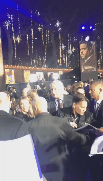 《一帮粉丝签名就停不下来的强尼戴普》保镳表示:走了啦(无奈) - 图片10 《一帮粉丝签名就停不下来的强尼戴普》保镳表示:走了啦(无奈)