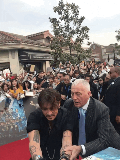 《一帮粉丝签名就停不下来的强尼戴普》保镳表示:走了啦(无奈) - 图片7 《一帮粉丝签名就停不下来的强尼戴普》保镳表示:走了啦(无奈)