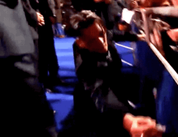 《一帮粉丝签名就停不下来的强尼戴普》保镳表示:走了啦(无奈) - 图片8 《一帮粉丝签名就停不下来的强尼戴普》保镳表示:走了啦(无奈)