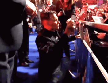 《一帮粉丝签名就停不下来的强尼戴普》保镳表示:走了啦(无奈) - 图片9 《一帮粉丝签名就停不下来的强尼戴普》保镳表示:走了啦(无奈)