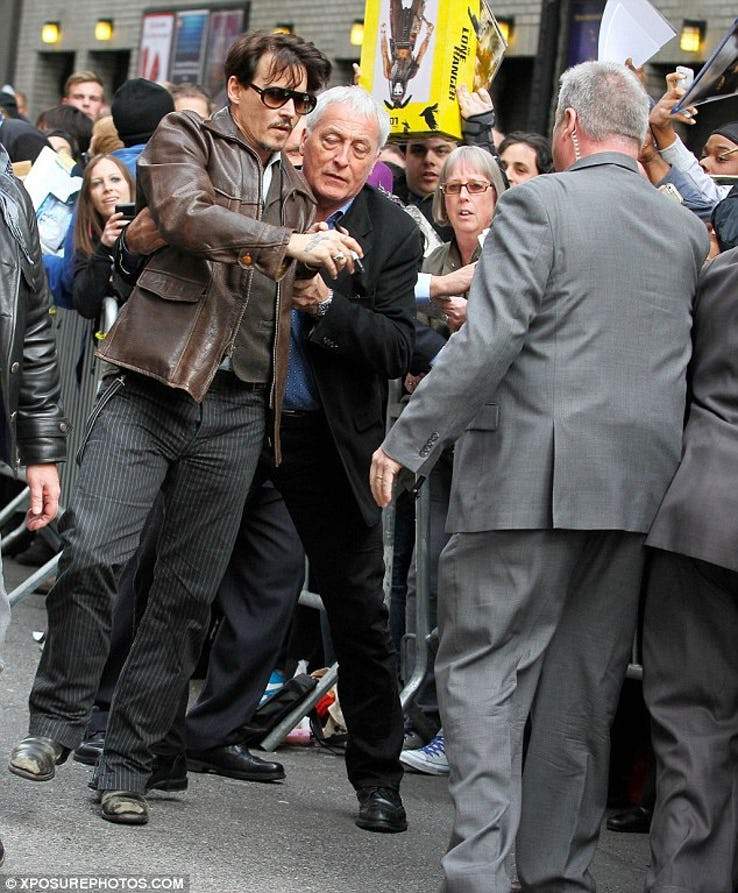 《一帮粉丝签名就停不下来的强尼戴普》保镳表示:走了啦(无奈) - 图片5 《一帮粉丝签名就停不下来的强尼戴普》保镳表示:走了啦(无奈)