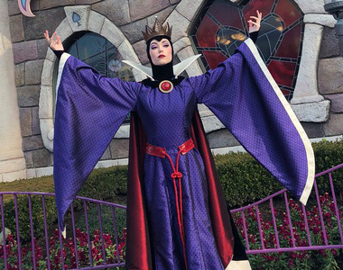 對迪士尼樂園中的《白雪公主中的皇后》說「你好漂亮」皇后高傲回「I know」讓人完全感覺到霸氣啊