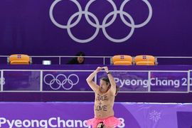 《英國裸奔王》到此一遊 留下平昌冬奧最雷人的一幕 《英國裸奔王》到此一遊 留下平昌冬奧最雷人的一幕