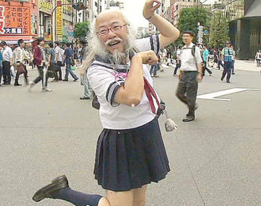 三高男很受歡迎《水手服歐吉桑》網友表示我就認識這麼一個人~就是他(指)