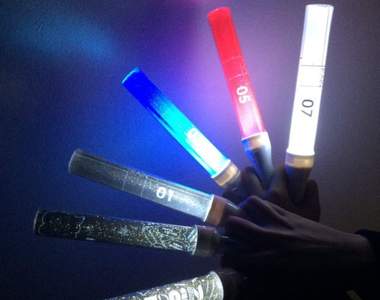 偶像宅的防災妙招《演唱會手燈充當緊急照明》這些顏色能讓電池撐更久?