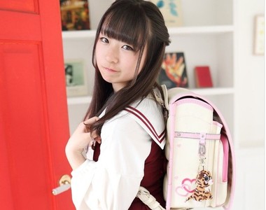 超傻眼調查《猜猜這揹書包妹子的年紀》出現了讓網友意想不到的結果...