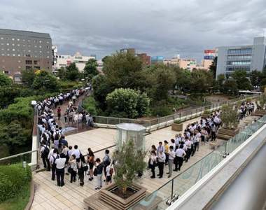 颱風襲日《車站出現排隊上班人潮》即使電車停駛也打擊不了日本人的社畜魂...
