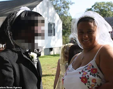 【閱覽注意】《與殭屍娃娃結婚的女人》開心表示他們甚至已經圓房了...