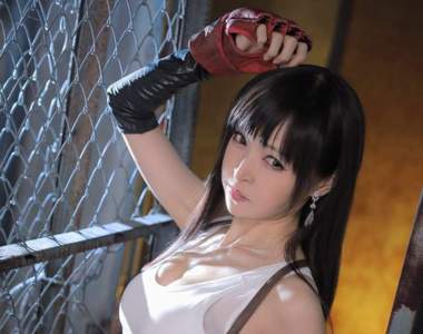 美女魔術師cos《最終幻想7蒂法》網友大讚まゆろん的性感造型，拿來當手機桌布棒極惹